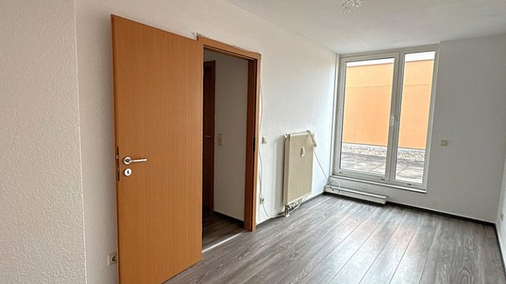 Helle 3-ZKB Maisonette-Wohnung mit Dachterrasse + Stellplatz