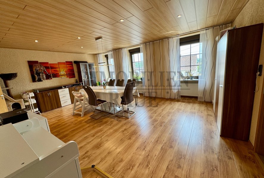 großes Esszimmer 