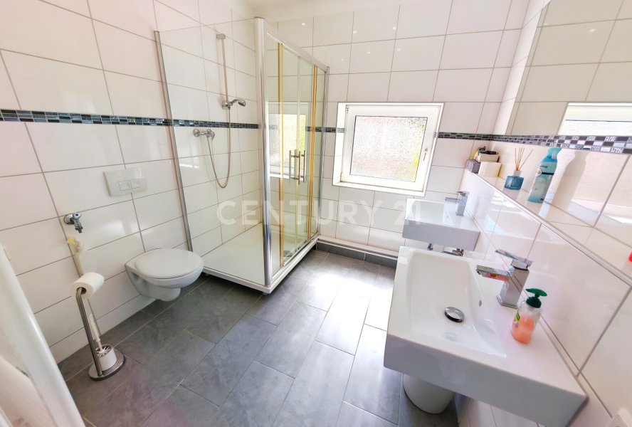 Neues Bad mit großer Dusche und Doppelwaschbecken