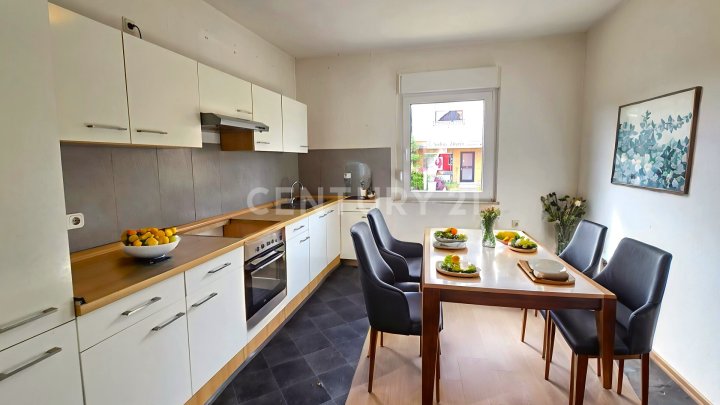 Charmante freistehende Stadtvilla mit großem Balkon, Terrasse, Garten und Garage in Altenwald