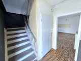 Flur im OG mit Treppenhaus zum DG und EG