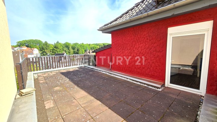 Charmante freistehende Stadtvilla mit großem Balkon, Terrasse, Garten und Garage in Altenwald