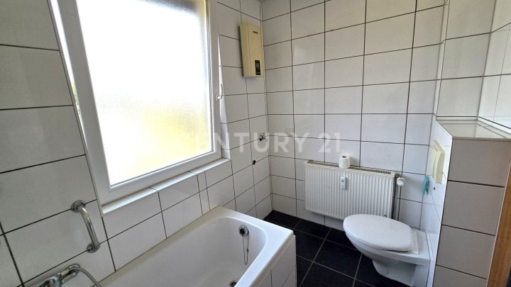 Charmante freistehende Stadtvilla mit großem Balkon, Terrasse, Garten und Garage in Altenwald