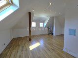 Zimmer im DG mit Zugang zum Treppenhaus 