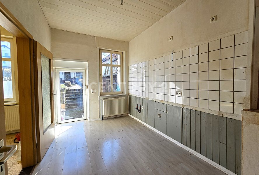 Küche der Wohnung im EG mit Zugang zum Garten 