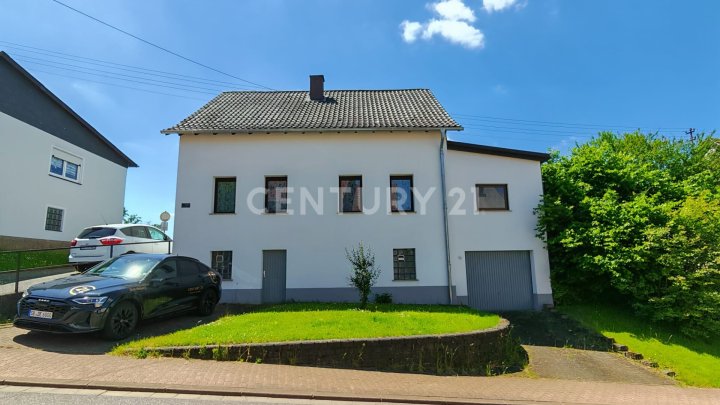 Tolles umfangreich saniertes 1-2 FH mit Gargage, 2 Stellplätzen und wunderschönem Garten