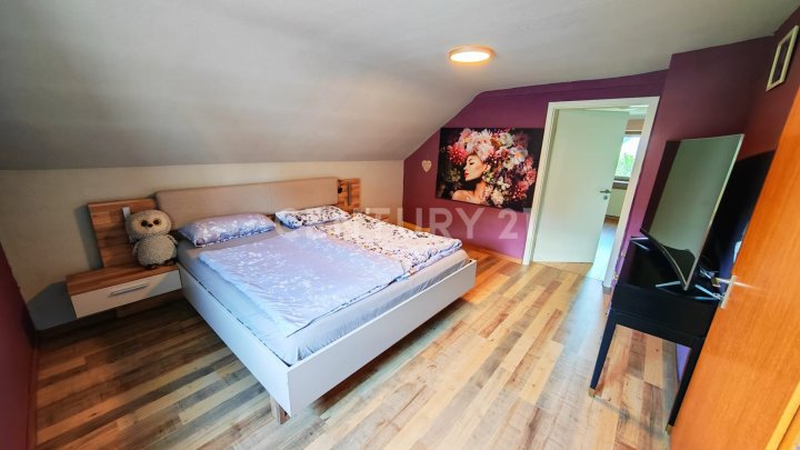 Tolles umfangreich saniertes 1-2 FH mit Gargage, 2 Stellplätzen und wunderschönem Garten