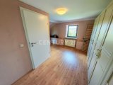 Ankleideraum direkt vom Schlafzimmer
