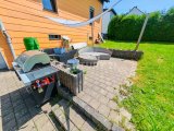 Große Terrasse mit Grillplatz im Garten