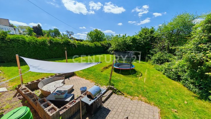 Tolles umfangreich saniertes 1-2 FH mit Gargage, 2 Stellplätzen und wunderschönem Garten