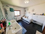 Wellnessoase mit Dusche, Wanne und Doppelwaschbecken