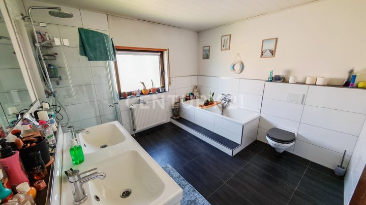 Tolles umfangreich saniertes 1-2 FH mit Gargage, 2 Stellplätzen und wunderschönem Garten