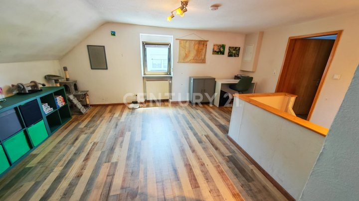 Tolles umfangreich saniertes 1-2 FH mit Gargage, 2 Stellplätzen und wunderschönem Garten