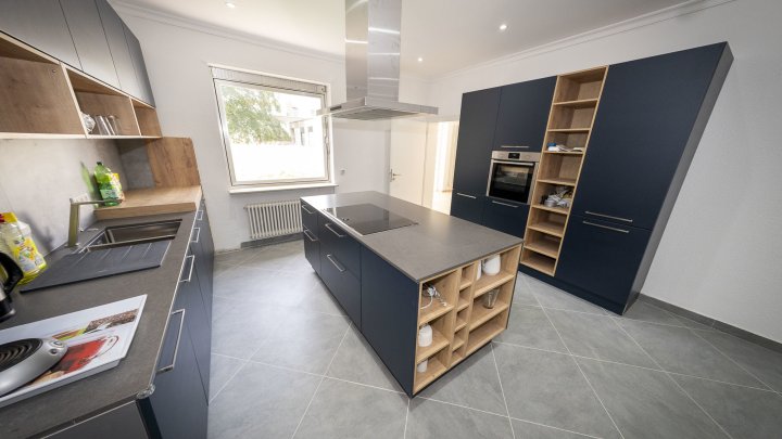 Hochwertig sanierter Luxus-Bungalow mit Einliegerwohnung, Photovoltaik und Großzügigem Grundstück