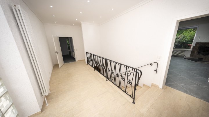 Hochwertig sanierter Luxus-Bungalow mit Einliegerwohnung, Photovoltaik und Großzügigem Grundstück