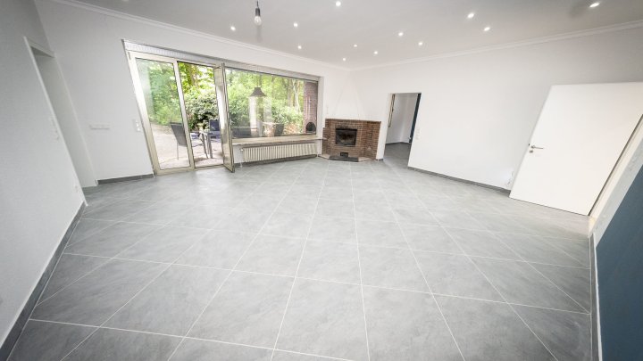 Hochwertig sanierter Luxus-Bungalow mit Einliegerwohnung, Photovoltaik und Großzügigem Grundstück