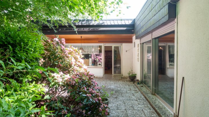 Hochwertig sanierter Luxus-Bungalow mit Einliegerwohnung, Photovoltaik und Großzügigem Grundstück