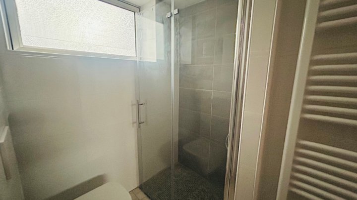 Hochwertig sanierter Luxus-Bungalow mit Einliegerwohnung, Photovoltaik und Großzügigem Grundstück
