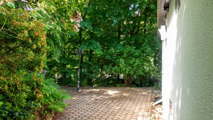 Hochwertig sanierter Luxus-Bungalow mit Einliegerwohnung, Photovoltaik und Großzügigem Grundstück