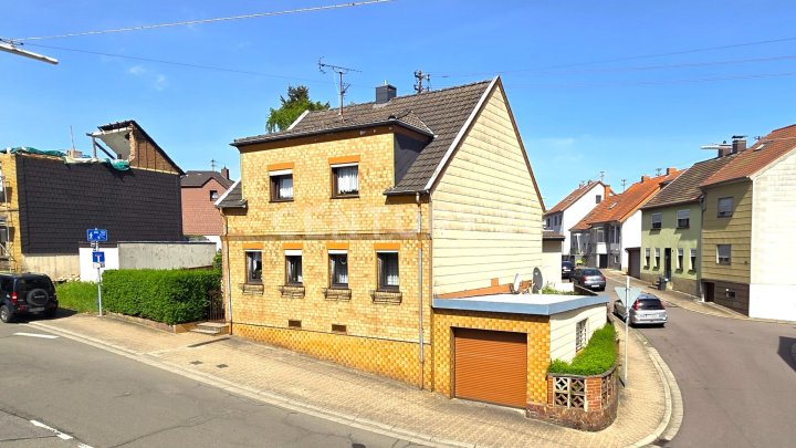 Gemütliches freistehendes Einfamilienhaus mit Terrasse, Garten und Garage in Dudweiler