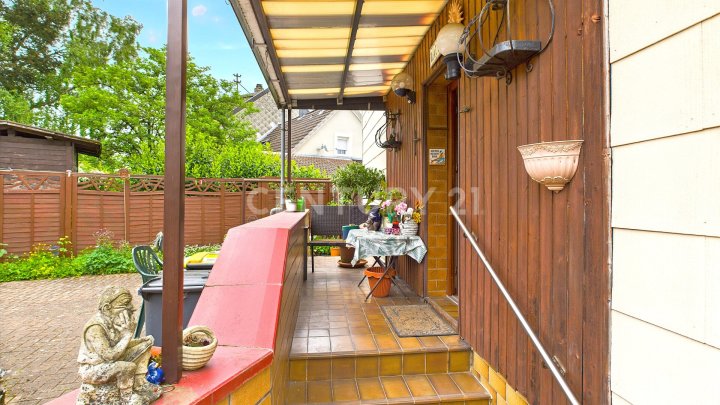 Gemütliches freistehendes Einfamilienhaus mit Terrasse, Garten und Garage in Dudweiler