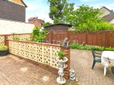 Gemütliche Terrasse neben dem Haus 