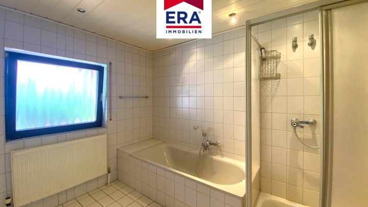 EINFAMILIENHAUS MIT PHOTOVOLTAIKANLAGE, RUHIGE LAGE, GROSSROSSELN-KARLSBRUNN
