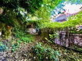 toller Garten in einzigartigem Felsvorsprung