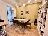 offen gestaltetes Esszimmer mit Zugang zur Terrasse