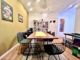 offen gestaltetes Esszimmer mit Zugang zur Terrasse