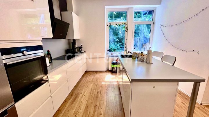 Großzügige, umfangreich renovierte Wohnung mit Garten und Terrasse in bester Lage von Alt-SB