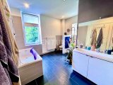 grosses Bad mit Wanne und begehbarer Dusche