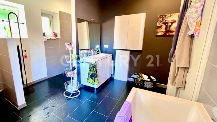 Großzügige, umfangreich renovierte Wohnung mit Garten und Terrasse in bester Lage von Alt-SB