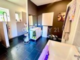 grosses Bad mit Wanne und begehbarer Dusche