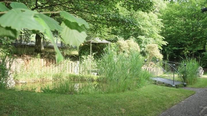 Exklusives Anwesen mit Einliegerwohnung, Garten und Schwimmhalle – Wohnen auf höchstem Niveau