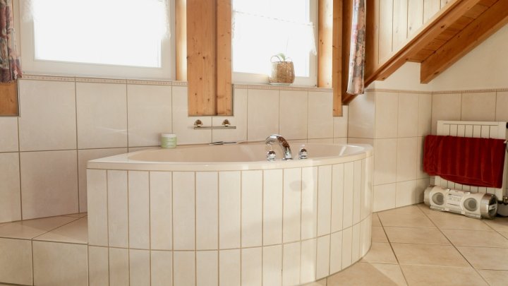 Exklusives Anwesen mit Einliegerwohnung, Garten und Schwimmhalle – Wohnen auf höchstem Niveau