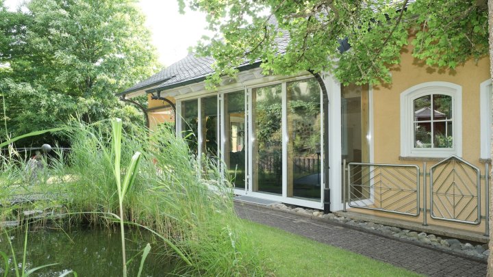 Exklusives Anwesen mit Einliegerwohnung, Garten und Schwimmhalle – Wohnen auf höchstem Niveau