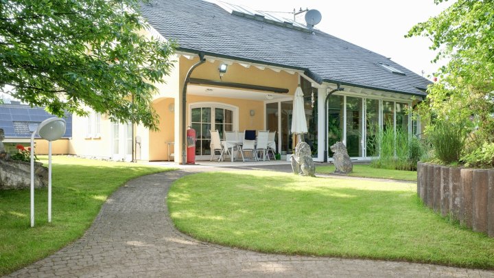 Exklusives Anwesen mit Einliegerwohnung, Garten und Schwimmhalle – Wohnen auf höchstem Niveau