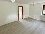 Wohnzimmer mit Blick zur Tür