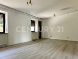 Wohnzimmer mit zugang zum Balkon