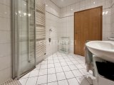 Badezimmer mit Blick zur Tür