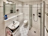 Badezimmer mit  Blick zum Waschbecken