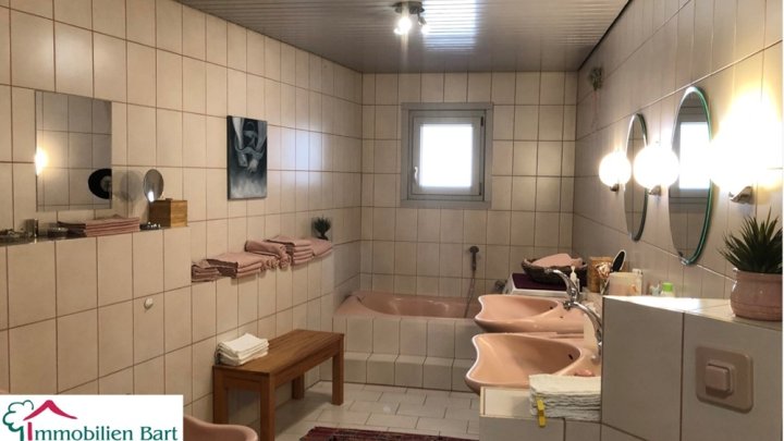 DIREKTE GRENZE L-WORMELDANGE: 2 GEPFLEGTE WOHNHÄUSER IN SONNIGER LAGE