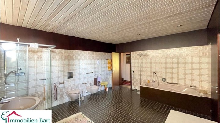 MERZIG-BESSERINGEN: GROßZÜGIGES WOHNHAUS AUF WUNDERSCHÖNEM GRUNDSTÜCK, DIREKT AM WALDRAND!