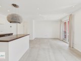 offener Wohn-/Essbereich mit Küche und Zugang zum Balkon
