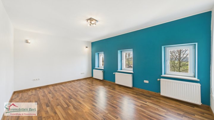 TEILRENOVIERTES 216 M² WOHNHAUS MIT VIEL POTENZIAL!