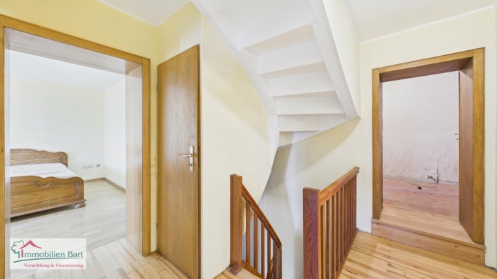 TEILRENOVIERTES 216 M² WOHNHAUS MIT VIEL POTENZIAL!