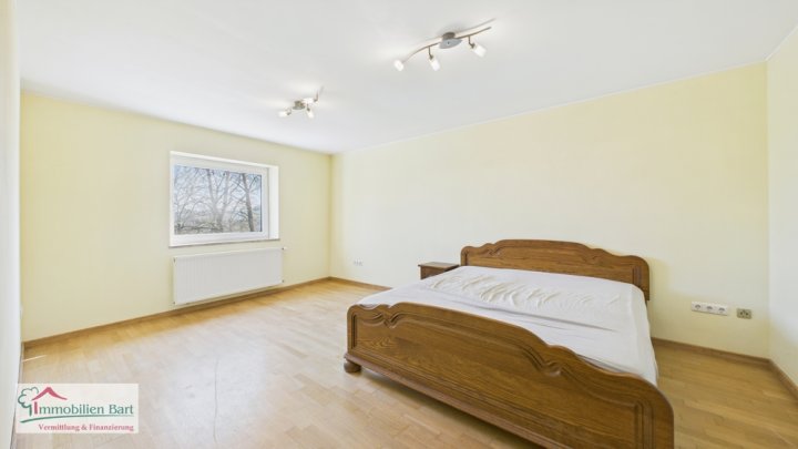 TEILRENOVIERTES 216 M² WOHNHAUS MIT VIEL POTENZIAL!
