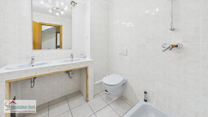 TEILRENOVIERTES 216 M² WOHNHAUS MIT VIEL POTENZIAL!