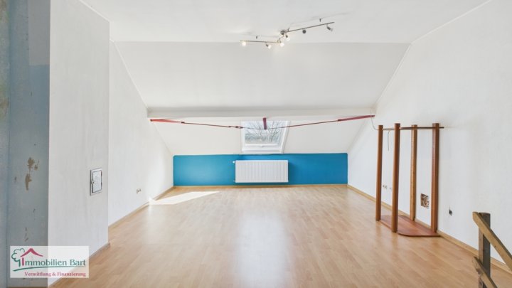 TEILRENOVIERTES 216 M² WOHNHAUS MIT VIEL POTENZIAL!